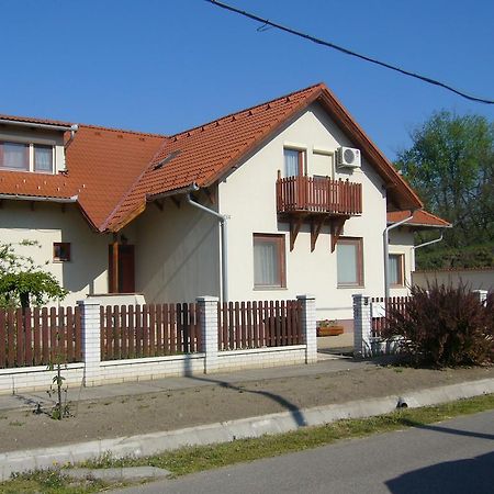 Csipkehaz Apartman Cserkeszőlő Eksteriør bilde