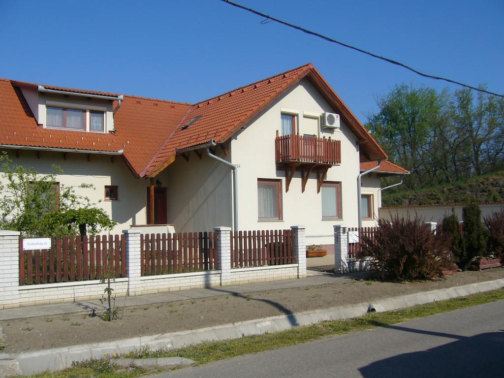 Csipkehaz Apartman Cserkeszőlő Eksteriør bilde